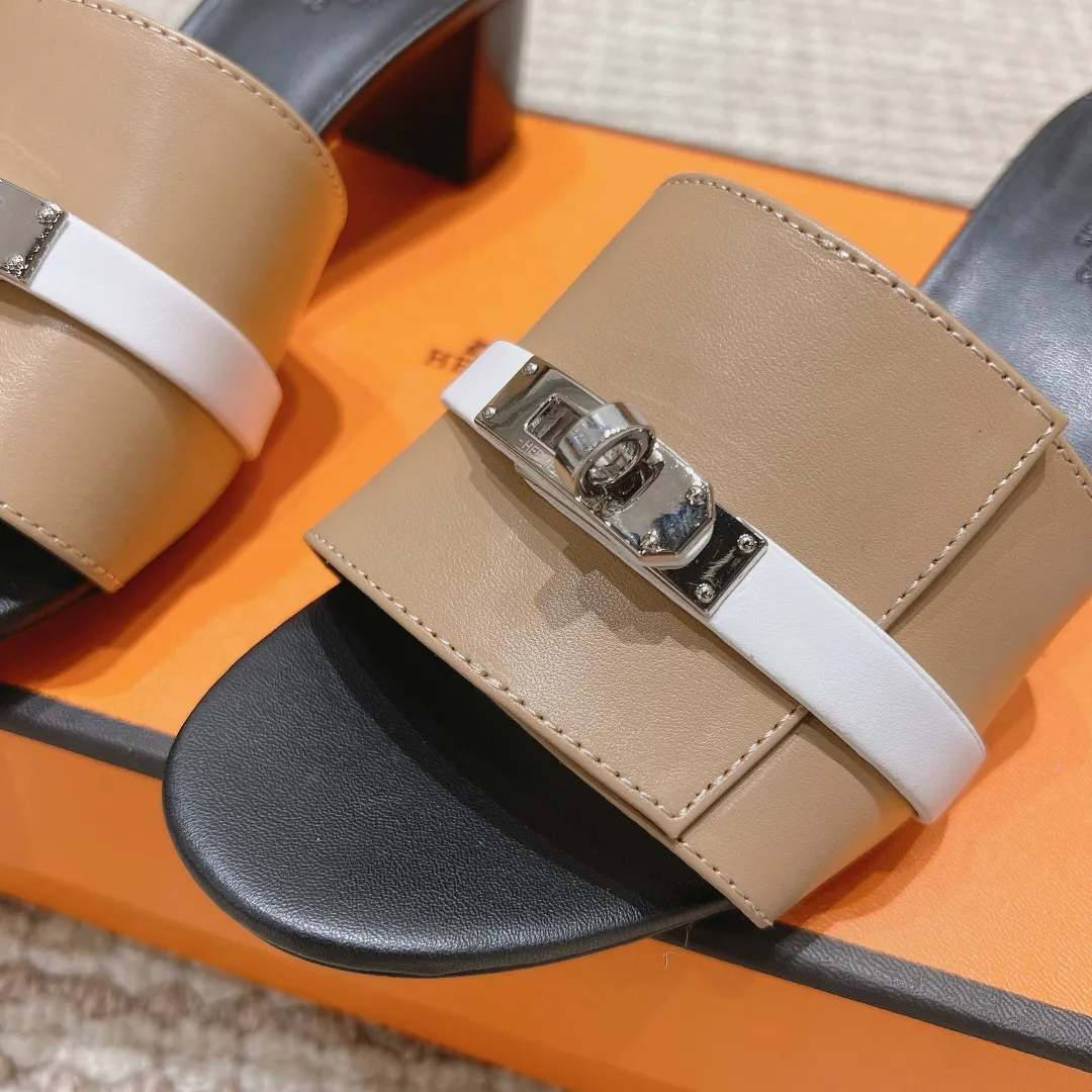 👟👟Ex-factory price 540👟👟 High version of the 2024 spring and summer new HERMES Hermès counter new style. The wedge-heeled Erjiu sandals and slippers, which have been extremely popular recently, are paired with various colorful socks. They are very trendy. Upper: cowhide. Outsole: technological imitation wood sole. Heel height: about 7cm. Size: Female 35-41 (40/41 non-refundable and non-exchangeable)